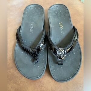 Like NEW Vionic Flip Flops Size 9
